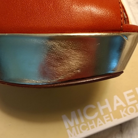 🌠HP🌠 x 2 Michael Michael Kors Luggage/Gold Lana Platforms - Picture 9 of 9